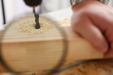 Elektrikli matkap closeup kullanarak alt kollarından