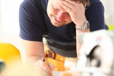 alt yapısı üzerinde ölçekli kağıt portre planı yapmak