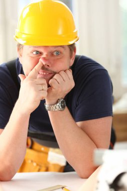 Sarı kask ile poz içinde komik işçi gülümseyen