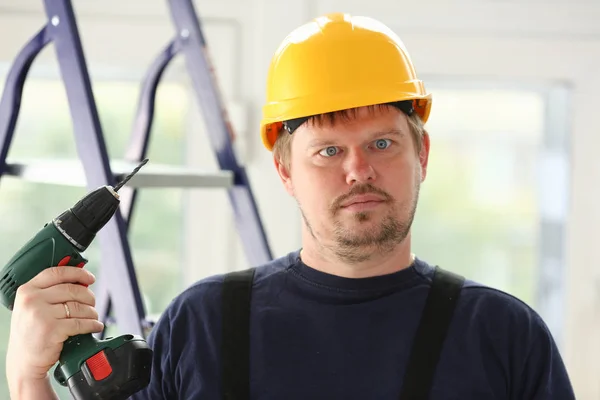 Trabalhador idiota usando retrato de broca elétrica — Fotografia de Stock