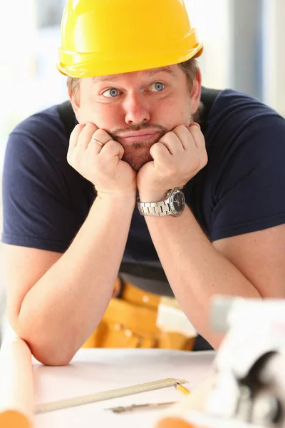 Pensativo manequim engraçado trabalhador no capacete amarelo — Fotografia de Stock