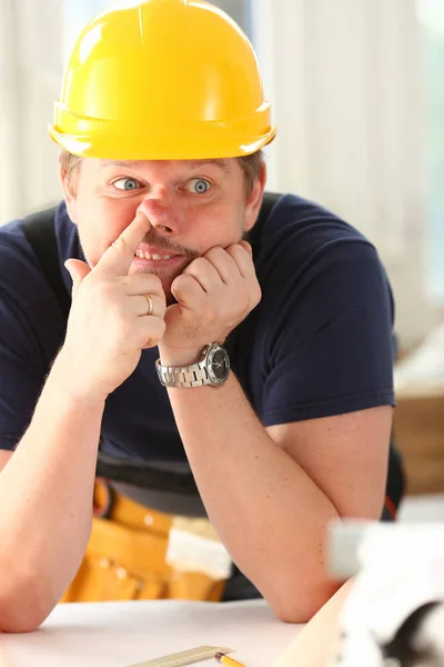 Sorrindo trabalhador engraçado no capacete amarelo posando com — Fotografia de Stock