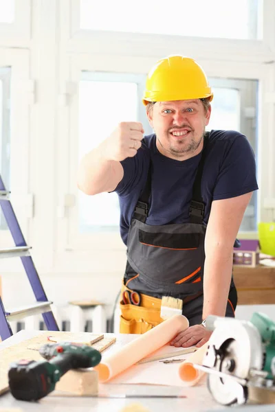 Sorrindo trabalhador engraçado no capacete amarelo posando — Fotografia de Stock