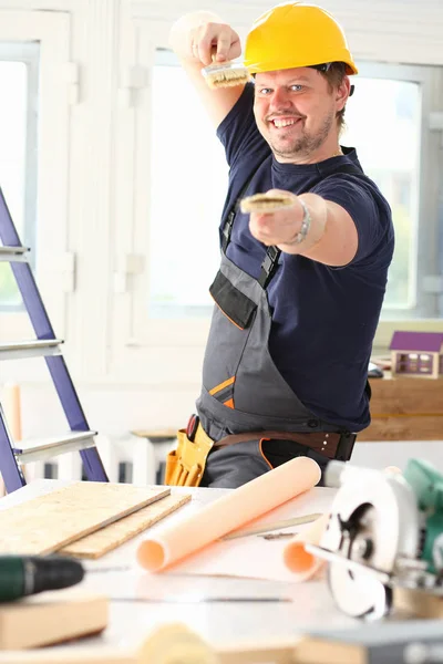 Braço de trabalhador sorridente segurar retrato escova — Fotografia de Stock