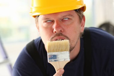 Gülümseyen alt kolu fırça portre tut. El ile iş işyeri DIY ilham geliştirme tamir dükkanı sarı kask kask sanayi başlangıç fikir endüstriyel eğitim meslek kariyer kavramı