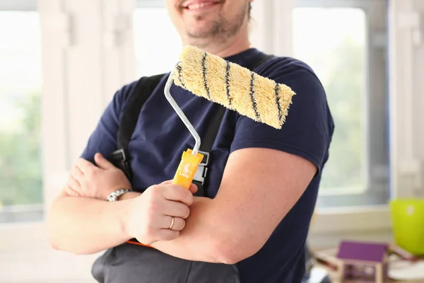 Braço de trabalhador sorridente segurar escova close-up — Fotografia de Stock