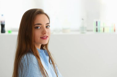 Sevimli kadın portre fotoğraf makinesindeki arıyorsunuz