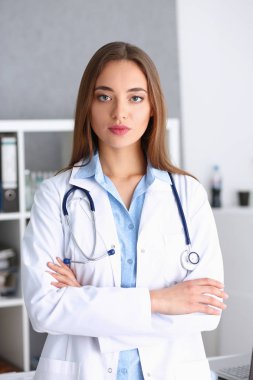 Office tribünde kadın doktor gülümseyen güzel