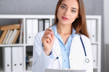 Office tribünde kadın doktor gülümseyen güzel