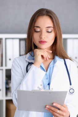 Office tribünde kadın doktor gülümseyen güzel