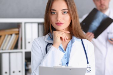 Office tribünde kadın doktor gülümseyen güzel