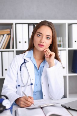 Kadın doktor tutun tutun kol gümüş kalem