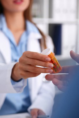 Kollarında güzel gülümseyen kadın doktor tutun