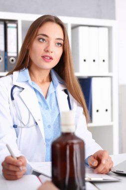 Güzel kadın doktor ve uykulu alkollü