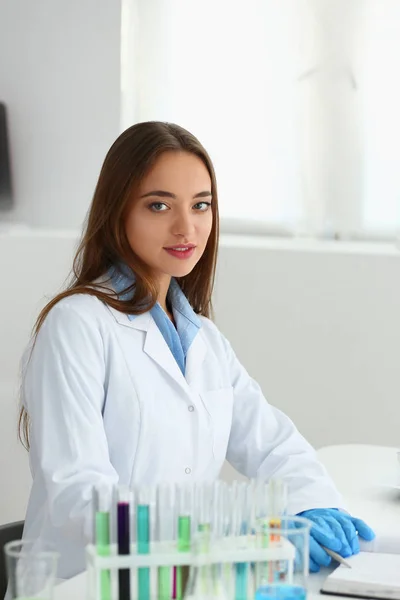 Sonriente hermosa técnica mujer retrato — Foto de Stock