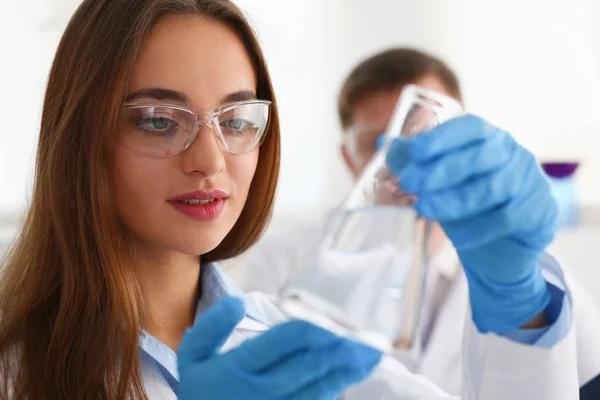 Technicus greep in armen in beschermende handschoenen monster fles — Stockfoto