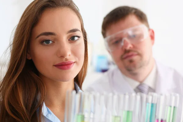 Soporte técnico en brazos en la botella de la muestra de guantes de protección — Foto de Stock