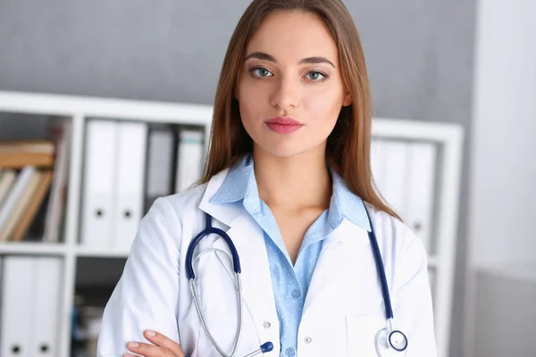 Hermosa mujer sonriente médico de pie en la oficina —  Fotos de Stock