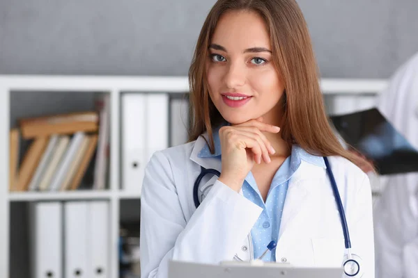 Schön lächelnde Ärztin im Amt — Stockfoto