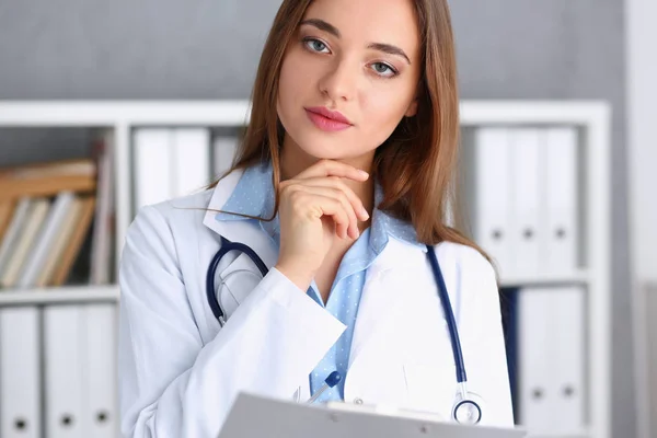 Hermosa mujer sonriente médico de pie en la oficina —  Fotos de Stock