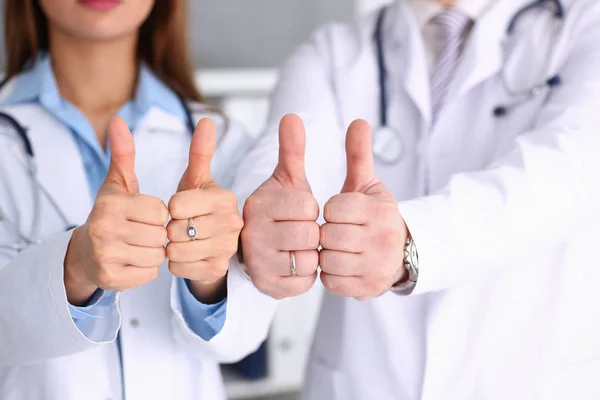 Gruppe von Arzt Arme zeigen ok oder bestätigen — Stockfoto