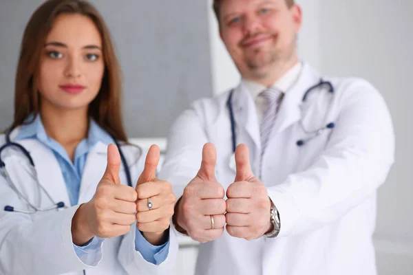 Gruppe von Arzt Arme zeigen ok oder bestätigen — Stockfoto