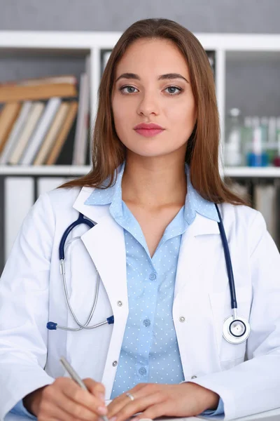 Médico femenino sostenga el brazo pluma plateada — Foto de Stock