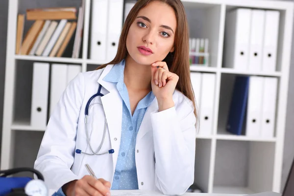 Feminino médico segurar segurar no braço caneta de prata — Fotografia de Stock