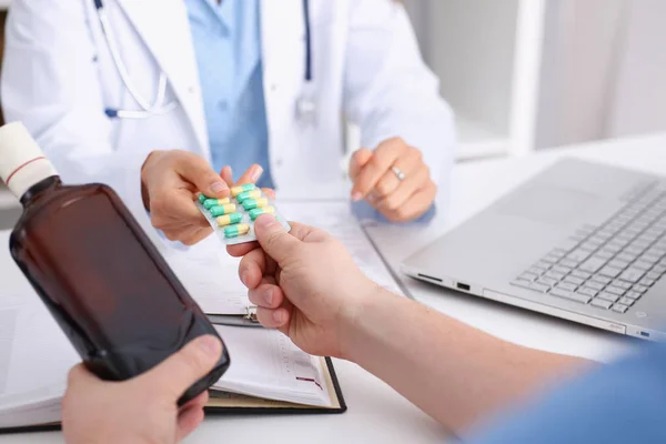 Tenuta alcolica in bottiglia vuota braccio e farmaci — Foto Stock