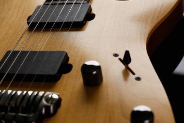 Gül ağacı boyun ile klasik şekli ahşap elektro gitar