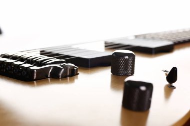 Gül ağacı boyun ile klasik şekli ahşap elektro gitar