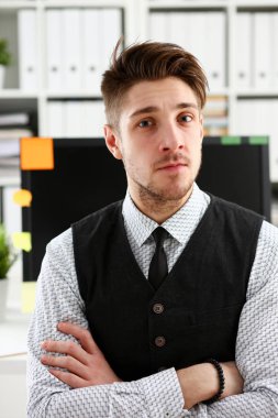 Yakışıklı erkek takım elbise ve kravat dimdik ofiste