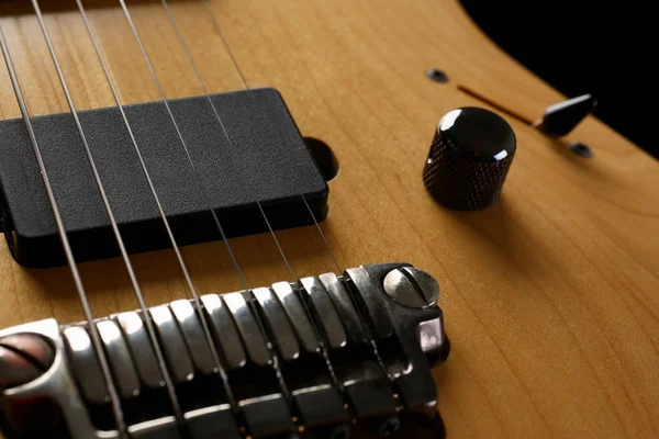 经典形状木制电吉他与红木颈 — 图库照片