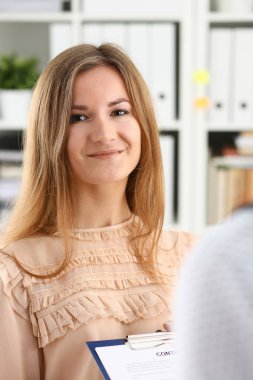 Gülümseyen kadın teklif sözleşme formu