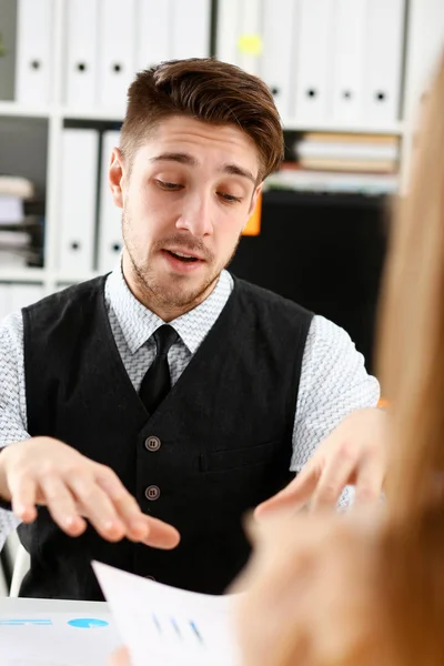 Hombre guapo en traje ofrecen formulario de contrato — Foto de Stock