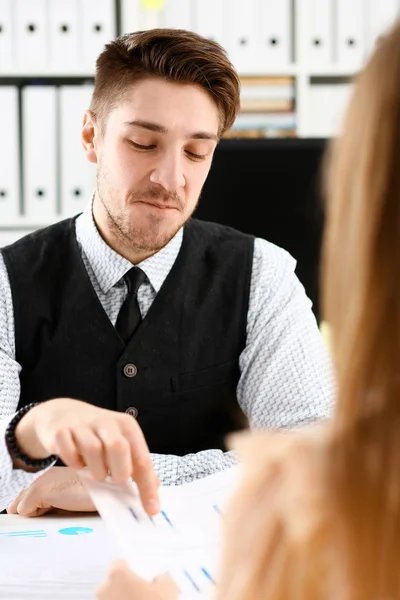 Hombre guapo en traje ofrecen formulario de contrato — Foto de Stock