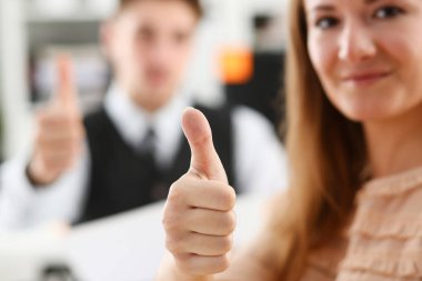 Tamam gösterilen güzel gülümseyen kadın