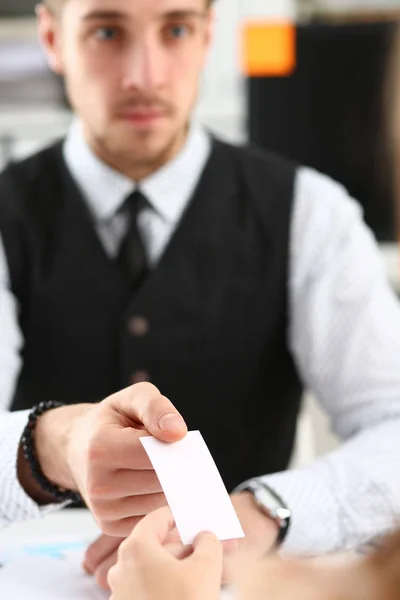 Mano masculina en traje dar tarjeta de visita en blanco al visitante — Foto de Stock