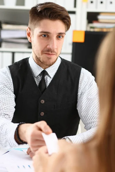 Mano masculina en traje dar tarjeta de visita en blanco al visitante — Foto de Stock