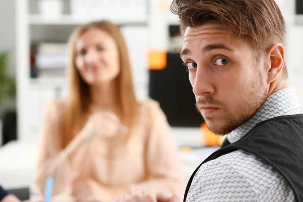 Guapo sonriente hombre de negocios en traje — Foto de Stock