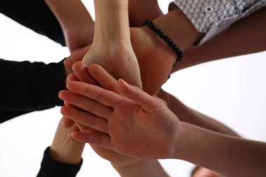 Bir grup insan takım elbiseli yığın kazanmak için elinde geçti