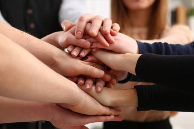 Bir grup insan takım elbiseli yığın kazanmak için elinde geçti