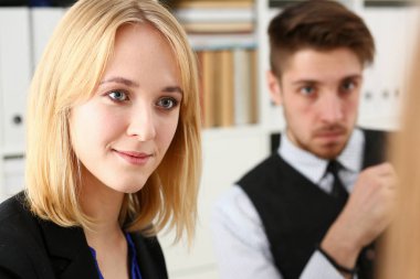 Bir grup insan oturup Office kasıtlı olarak