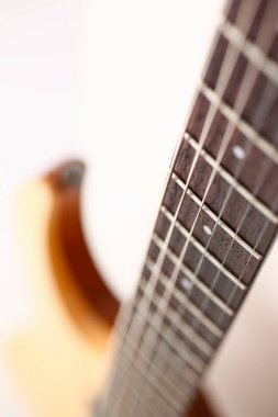 Gül ağacı boyun ile klasik şekli ahşap elektro gitar