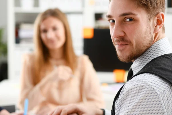 Guapo sonriente hombre de negocios en traje — Foto de Stock