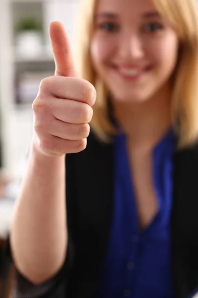 Mooie lachende vrouw weergegeven: Ok — Stockfoto