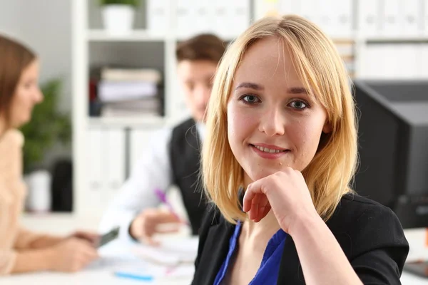 Vackra leende affärskvinna porträtt — Stockfoto