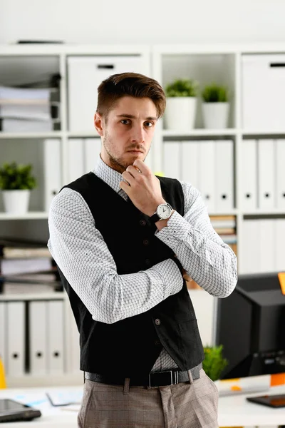 Bel homme en costume et cravate stand dans le bureau — Photo