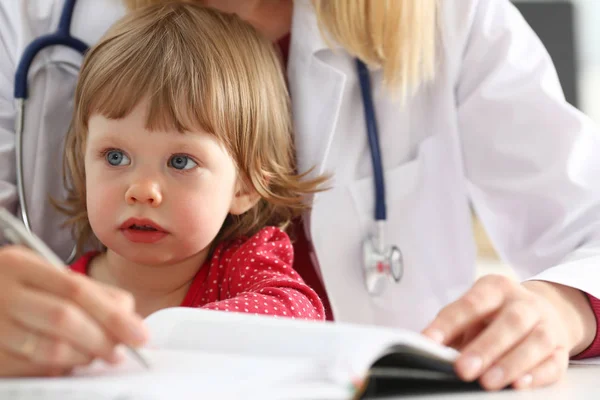 Petit enfant avec sa mère à la réception pédiatre — Photo