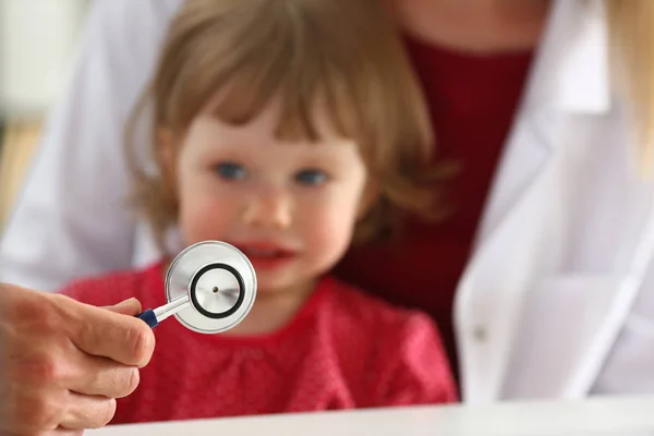 Pequeño niño asustado en la recepción del médico hacer inyección de insulina — Foto de Stock